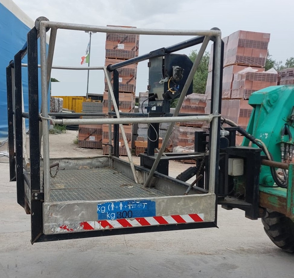 Merlo 30.13 fisso anno 1997 ore 7600
